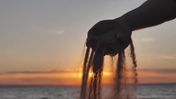 Una manciata di Sand Falling Between Womans Fingers al tramonto. Concetto di tempo e transitorietà della vita — Video Stock