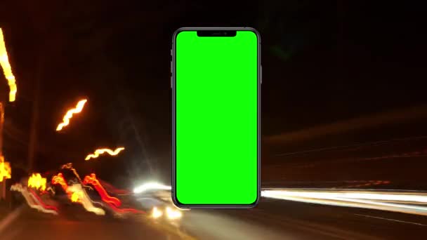 Зеленый экран против неоновых огней шоссе, движение в городе ночью — стоковое видео