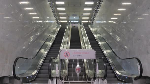 Сучасний порожній ескалатор у метро, пустельний, без людей, порожній метрополітен — стокове відео