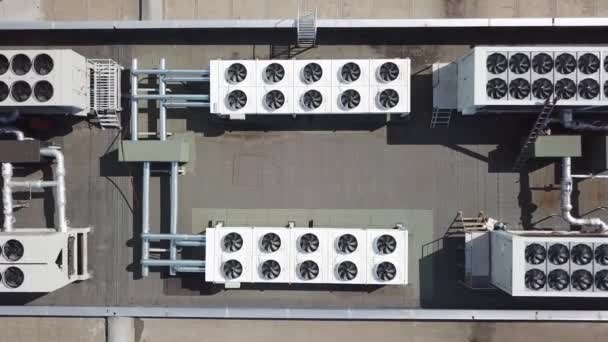 Verwarming Ventilatie en airconditioning eenheden op het dak van winkelcentrum — Stockvideo