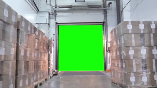 Lager med kartonger i Logistic Center. Utsikt från brygga till lastbil påhängsvagn med grön skärm effekt — Stockvideo