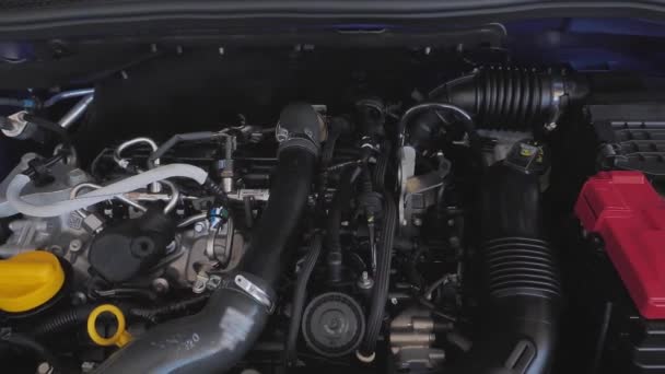 Подробности о современном автомобильном двигателе в открытой крышке автомобиля в сервисе или ремонтной мастерской — стоковое видео
