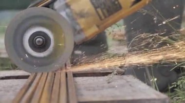 İşçi Metal Çubukları Kesiyor. İnşaat sahasında kıvılcım