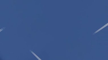 Açık Mavi Gökyüzünde Beyaz İzler bırakan uçaklar. Hava trafiği. Logo için Yer.
