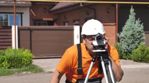 Επαγγελματική Surveyor Κατασκευών που εργάζονται με ισοπεδωτικό μέσο στο εργοτάξιο — Αρχείο Βίντεο
