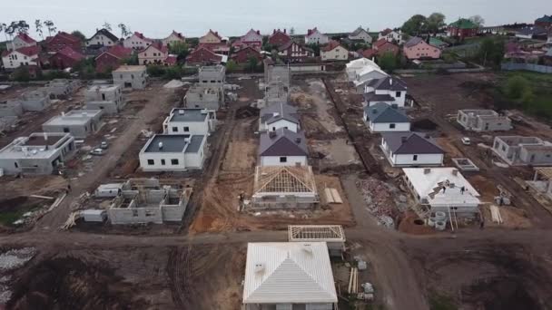 Stavba s domy ve výstavbě v blízkosti vody — Stock video