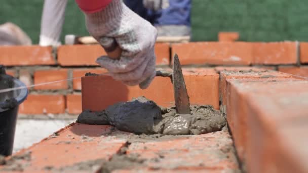 Βιομηχανική Bricklayers Εγκατάσταση τούβλο στο εργοτάξιο — Αρχείο Βίντεο