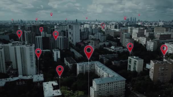 Τεχνολογία στη Σύγχρονη Έξυπνη Πόλη στο Λυκόφως. Ασύρματη επικοινωνία δεδομένων. Ακριβή εικονίδια τοποθεσίας — Αρχείο Βίντεο