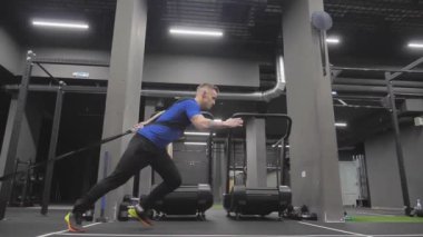 Sporcu Ağır Sıklet Koşu Egzersizleri Yapıyor Spor Salonundaki Kemere Bağlandı