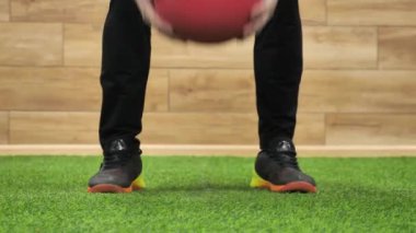 Spor salonunda çömelme ve zıplama yapan bir sporcu. Spor ve Sağlıklı Yaşam Tarzı