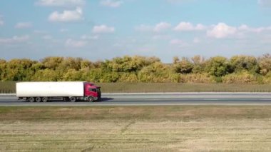 Kırsal bölgedeki Yolda Yüksek Hız Aracının Hava Çekimi 