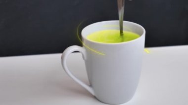 Vitamin içeceği ya da ağrı kesici. Beyaz Kupa 'da Grip ve Soğuk algınlığı İlacını Karıştırma