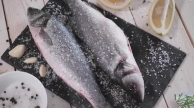 Bitkilerle taze balık pişiriyorum.