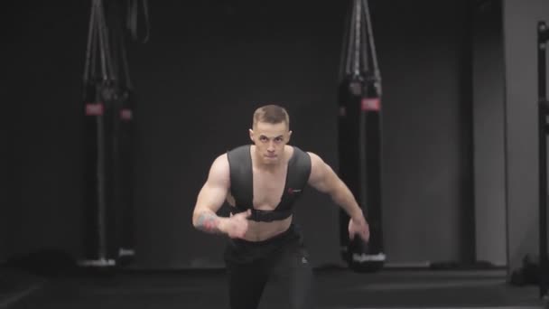 Retrato Esportistas masculinos faz exercícios de corrida com peso pesado apertado para cinto no centro de esporte — Vídeo de Stock