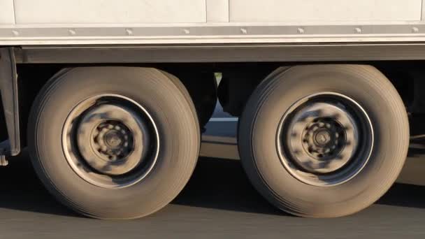 Вантажні колеса та шини з підвіскою на високій швидкості на шосе — стокове відео