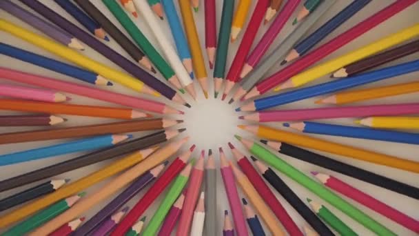 Färgade pennor på papper bakgrund. Kreativt koncept för logotyp, Tillbaka till skolan — Stockvideo