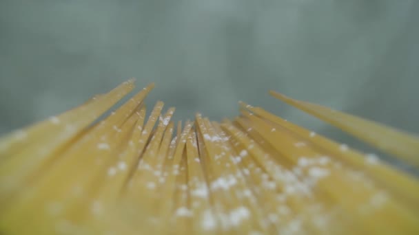 La caída de la pasta de espaguetis en el agua. Vista de ángulo alto Overhead Shot — Vídeo de stock