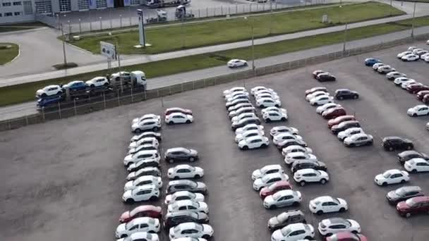 Transportador de coches o camión que transporta la unidad desde el aparcamiento — Vídeo de stock