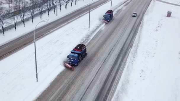 Ciężarówki z pługiem śnieżnym na drodze po śniegu, Specjalny pojazd na autostradzie — Wideo stockowe