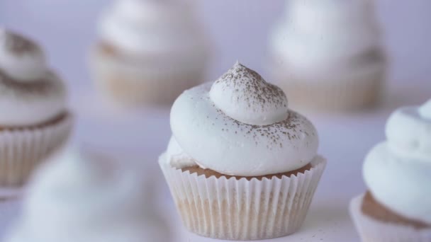 Vanilj Cupcakes med vit grädde är beströdd med kanel — Stockvideo