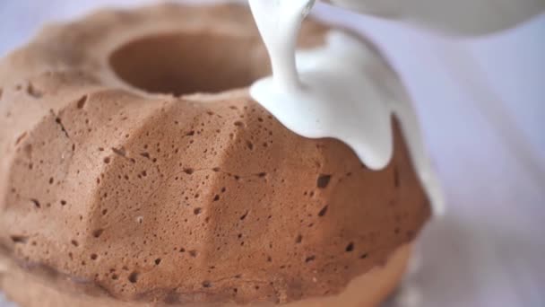 Pastel de mármol casero tradicional. Crema vertiendo en torta de Bundt — Vídeos de Stock