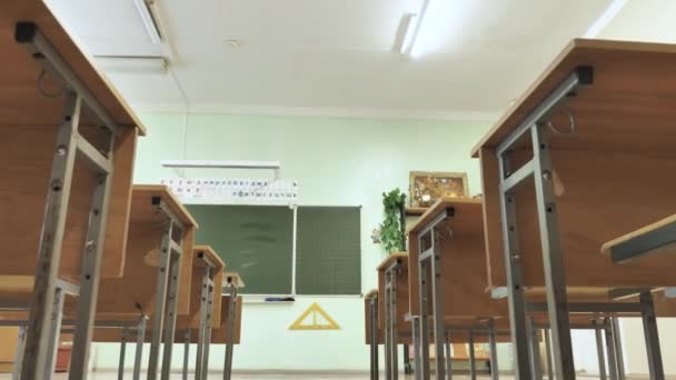 Empty Classroom with Wooden Desks and Green Chalkboard at School — Stock Video