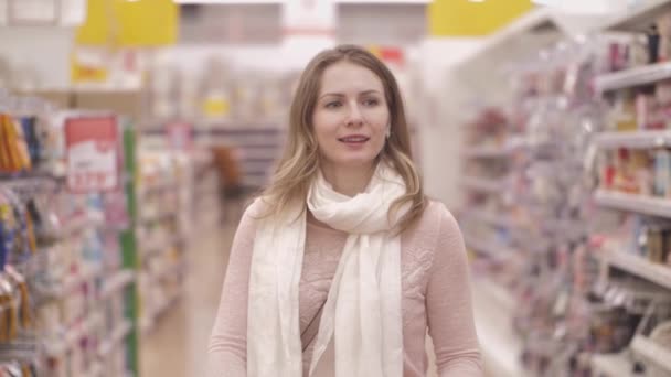 Sonriente joven caminata con carrito de compras en supermercado Siéntase feliz — Vídeos de Stock