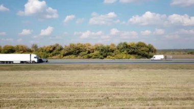 Beyaz Kamyon Kargo Taşımacılığıyla Otoyolda Sürüyor