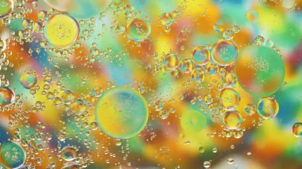 Bulles cristallines coulant sur fond coloré Hued — Video