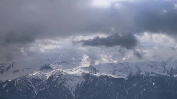 겨울에 눈덮인 산에서의 시간 여행, 태양 광선을 이용하여 구름을 이동 시킴 — 비디오