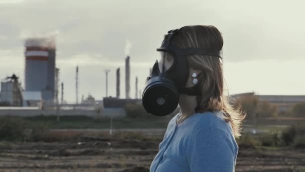 Maschera di gas femminile in respiratore Camminare in loco Inquinamento vicino alla pianta — Video Stock