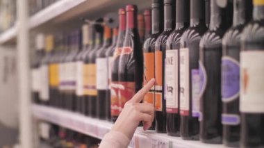 Süpermarkette Şarap Seçen Genç Kadın Alkol Satış Markasını Seçiyor