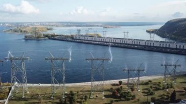 Yıldırım Gibi Elektrik Patlamalı Güç Hatları Kulesi