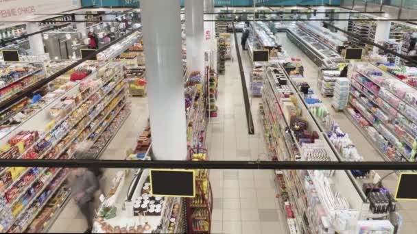 Personnes qui achètent dans un supermarché moderne Choisir des marchandises à l'épicerie Échéance — Video