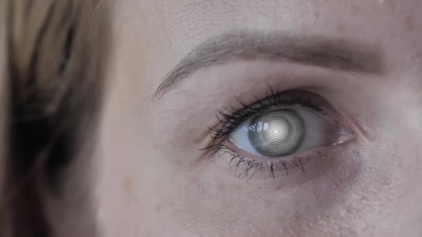 Ser humano sensible a la sugestión, espiral giratoria en el ojo, hipnosis — Vídeo de stock