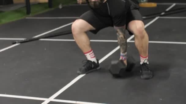 健身野蛮人与胡子在健身房做扣子扣球运动 — 图库视频影像
