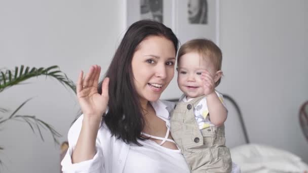 Portret van een gelukkig gezin Jonge moeder en peuter Baby Boy saamhorigheid, communicatie, kijken naar camera, glimlachen — Stockvideo