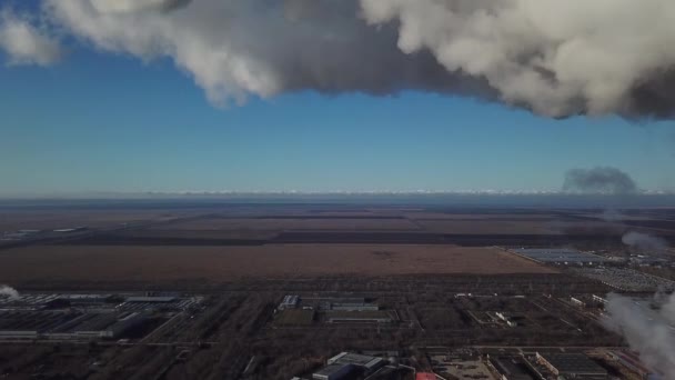 Dikke witte rook van fabrieksschoorsteen belemmert de heldere blauwe lucht — Stockvideo