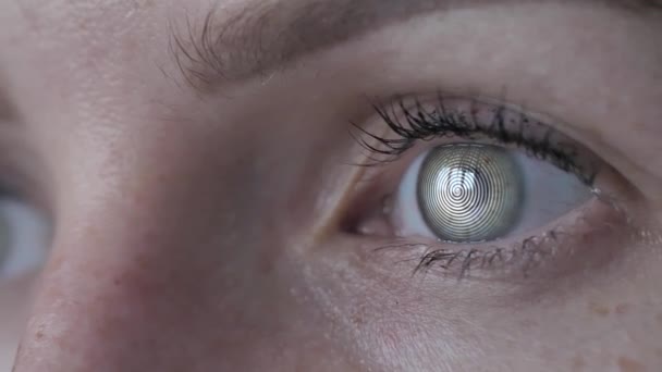 Hypnose, être humain sensible à la suggestion. Spirale rotative dans les yeux — Video