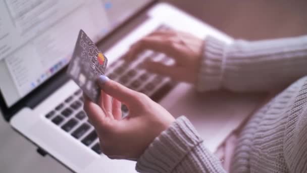 Händerna håller kreditkort och använder laptop. Onlineshoppning — Stockvideo