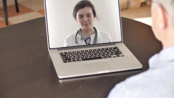 Manliga patienten har videosamtal konsultera med läkare kvinnlig sjuksköterska med hjälp av laptop, prata med läkare, Diskutera symptom med GP på nätet — Stockvideo