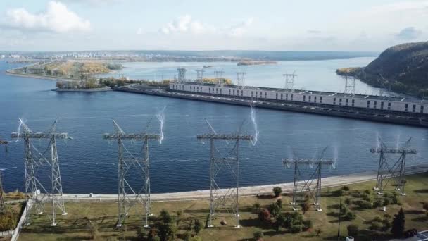 Tour de lignes électriques avec décharge électrique comme la foudre — Video