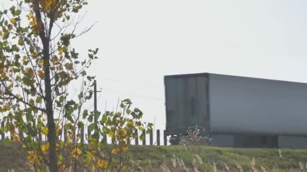 Conduire un camion blanc sur la route — Video