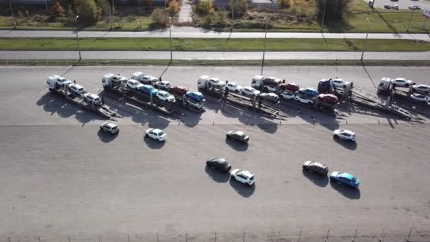 Φόρτωση οχημάτων στον μεταφορέα αυτοκινήτων ή στο φορτηγό — Αρχείο Βίντεο
