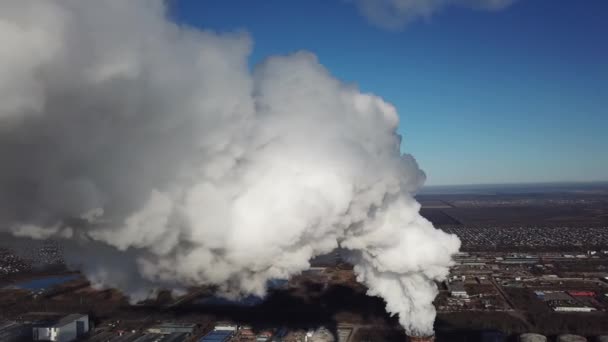 Густий білий денний дим виходить з промислової зони Трупи — стокове відео