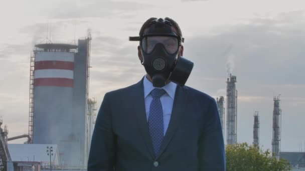 Maschera uomo in respiratore vicino alla fabbrica, inquinamento e disastri ecologici — Video Stock