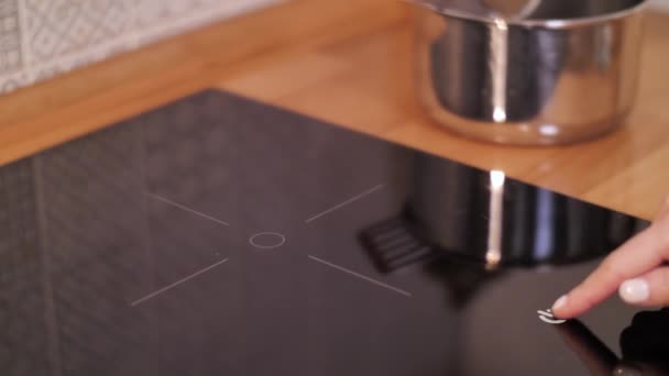 Schalten Sie den Induktionsherd ein und regulieren Sie die Leistung mit Holographie. Technologie-Küche — Stockvideo
