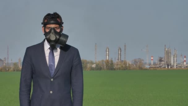 工場近くの保護マスクの男性呼吸毒性空気 — ストック動画