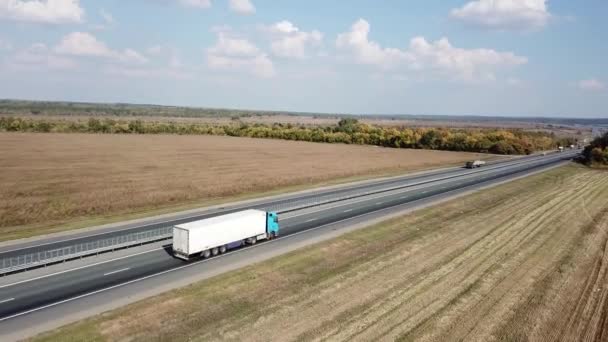 Strzał z powietrza na autostradzie z ruchomymi ciężarówkami — Wideo stockowe