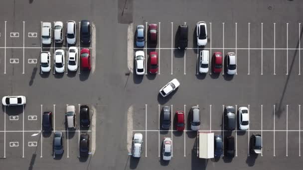 Létání nad řidičem Park auto na parkovišti — Stock video